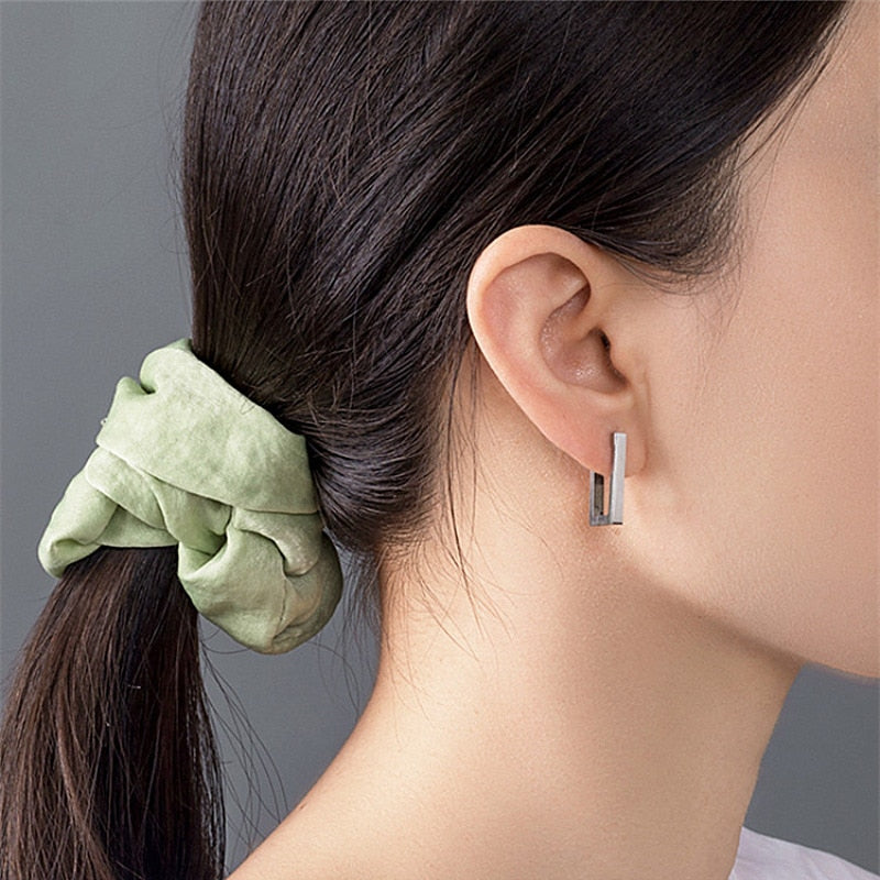 Brinco de argola quadrado minimalista